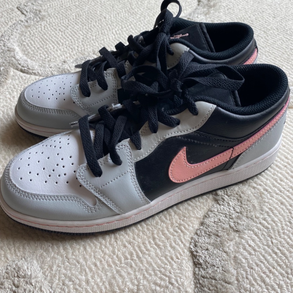 Jordan 1 Low, women’s size7. Like new - Picture 5 of 5